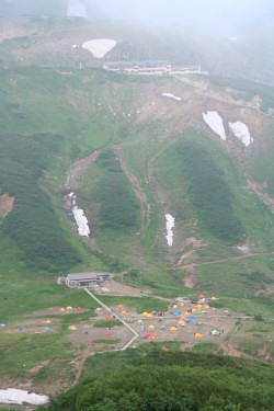 回望瀰漫著霧氣的雷鳥澤營地